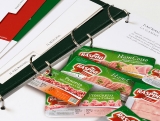 <b>Dossier e Schede</b><br><br>Dossier<br>f.to 27,5x32 cm<br>dorso da 3 cm<br>stampa 4 colori in bianca<br> plastificazione opaca in bianca<br>cartone accoppiato<br>Schede f.to 22,5x29,8 cm e schede rubricate<br>4 colori in bianca <br> carta patinata opaca da 250gr<br>