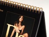 <b>Volume</b><br><br>f.to 24x34cm<br>cartonato con carta sirio pearl<br>stampa a caldo oro lamina<br>interno stampato 4 colori in bianca<br> carta patinata opaca da 170 gr<br> confezione spirale wire-o oro con cavallotto cartonato e rivestito