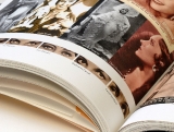<b>Interno Libro Visioni Cesare Pavese</b><br><br>f.to chiuso 25.5x22.5 cm <br>
252 pagine + copertina <br>
interno stampato in digitale a 4 colori bianca e volta <br> su carta Revive Pure Offset da 115 gr<br>confezione brossura filo refe