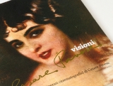 <b>Libro Visioni Cesare Pavese</b><br><br>f.to chiuso 25.5x22.5 cm <br>
252 pagine + copertina <br>
sovracoperta stampata a 4 colori solo bianca su carta Acquerello da 300 gr